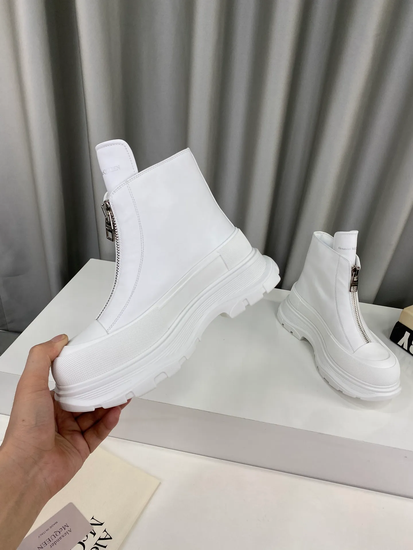 👟👟Ex-factory price 640👟👟Male +10 🔺Mc Queen 🔺Alexander McQueen's latest model, thick-soled front zipper motorcycle boots🌈 The designer has a bold idea, perfectly combined with the trend of the times, super comfortable and versatile, new motorcycle style design, multiple crafts splicing outsole, it is perfect, many celebrities and Internet celebrities endorse it. 🔥Material: Original custom-made first-layer cowhide for the upper. Interior: Original custom crystal sheepskin lining. Outsole: Original TPU multi-layer combination outsole, •┈┈┈┈┈┈★┈┈┈┈┈┈┈• Size: Women’s 35～39 (34, 40, customization is non-returnable) Men’s 39～44 (38, 45, customization is not returnable) Full set of counter original packaging
